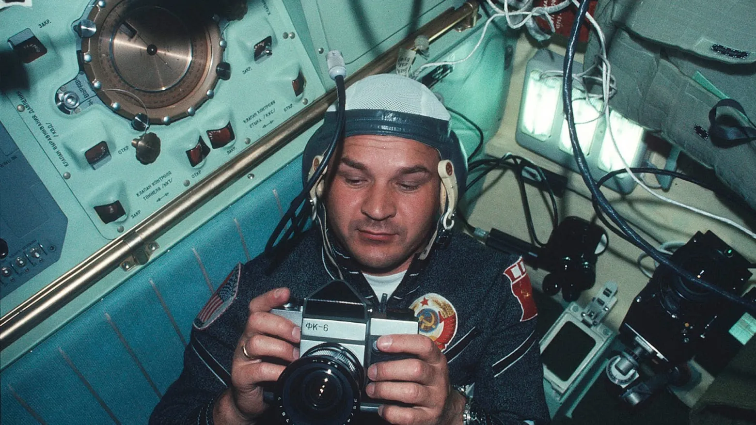 Алексей Леонов с камерой ФК-6